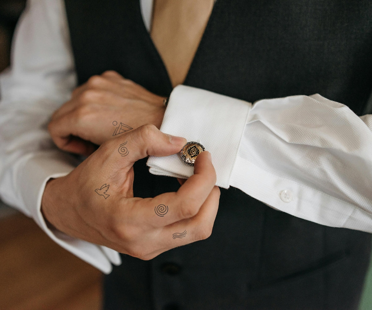 Männer Finger Tattoos