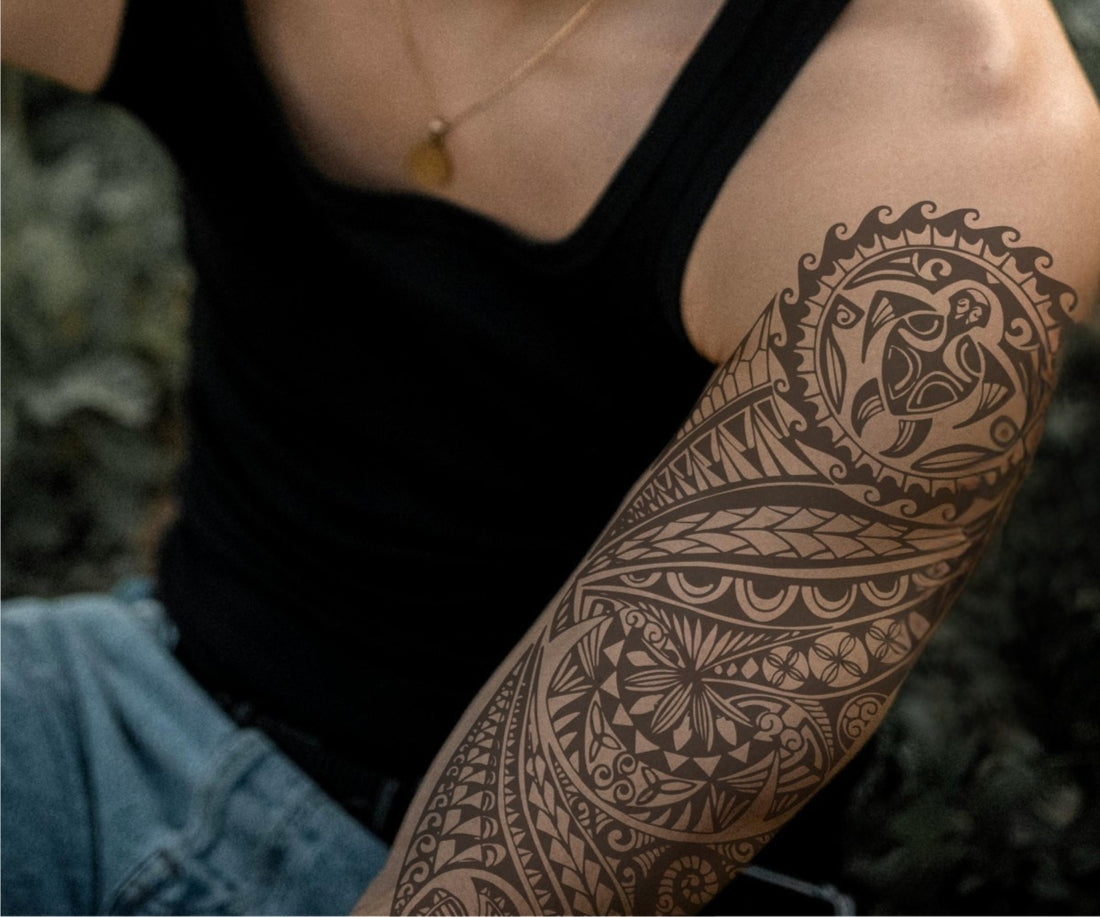 Kraftvoller Tribal Tattoo Sleeve