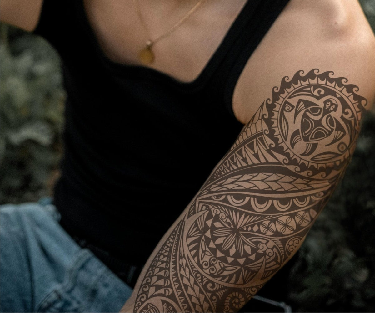 Kraftvoller Tribal Tattoo Sleeve