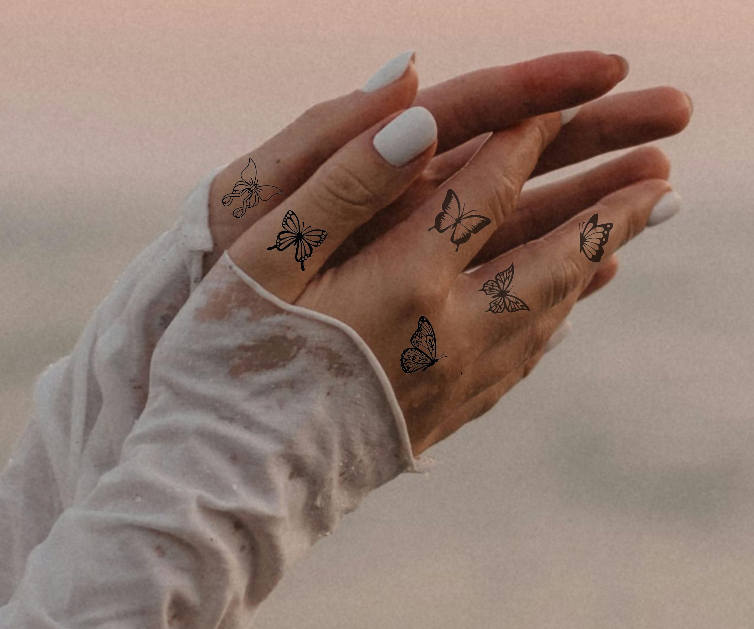 Schmetterling Finger Tattoos