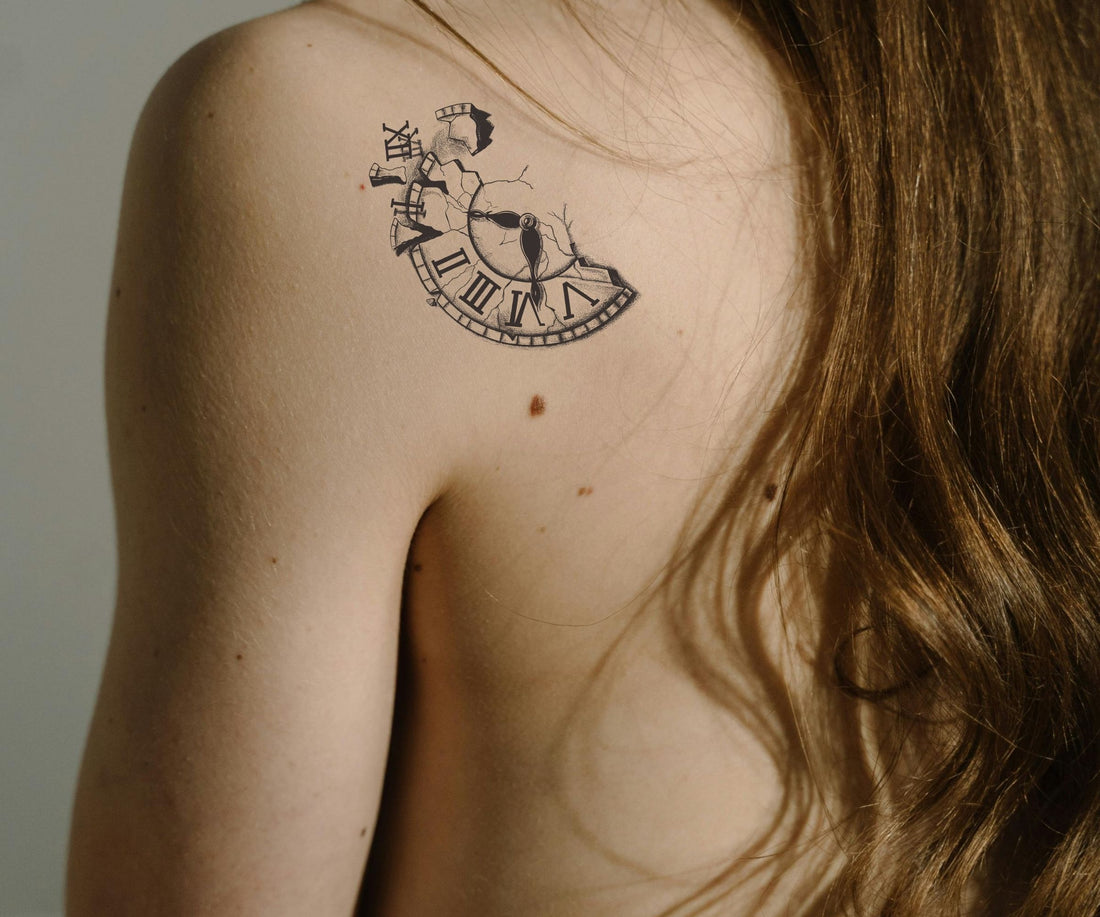 Zerbrochene Uhr (Schattentattoo)